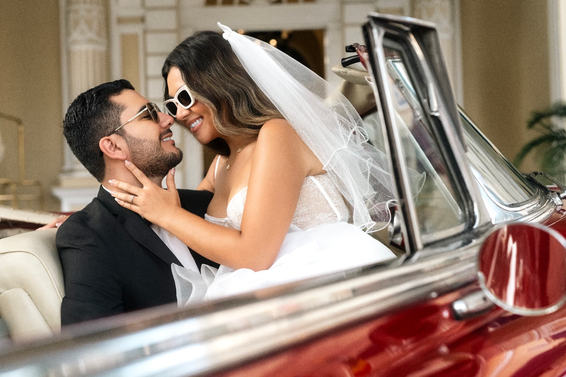 Angie Paulet y Juan Diego a punto de besarse en el auto