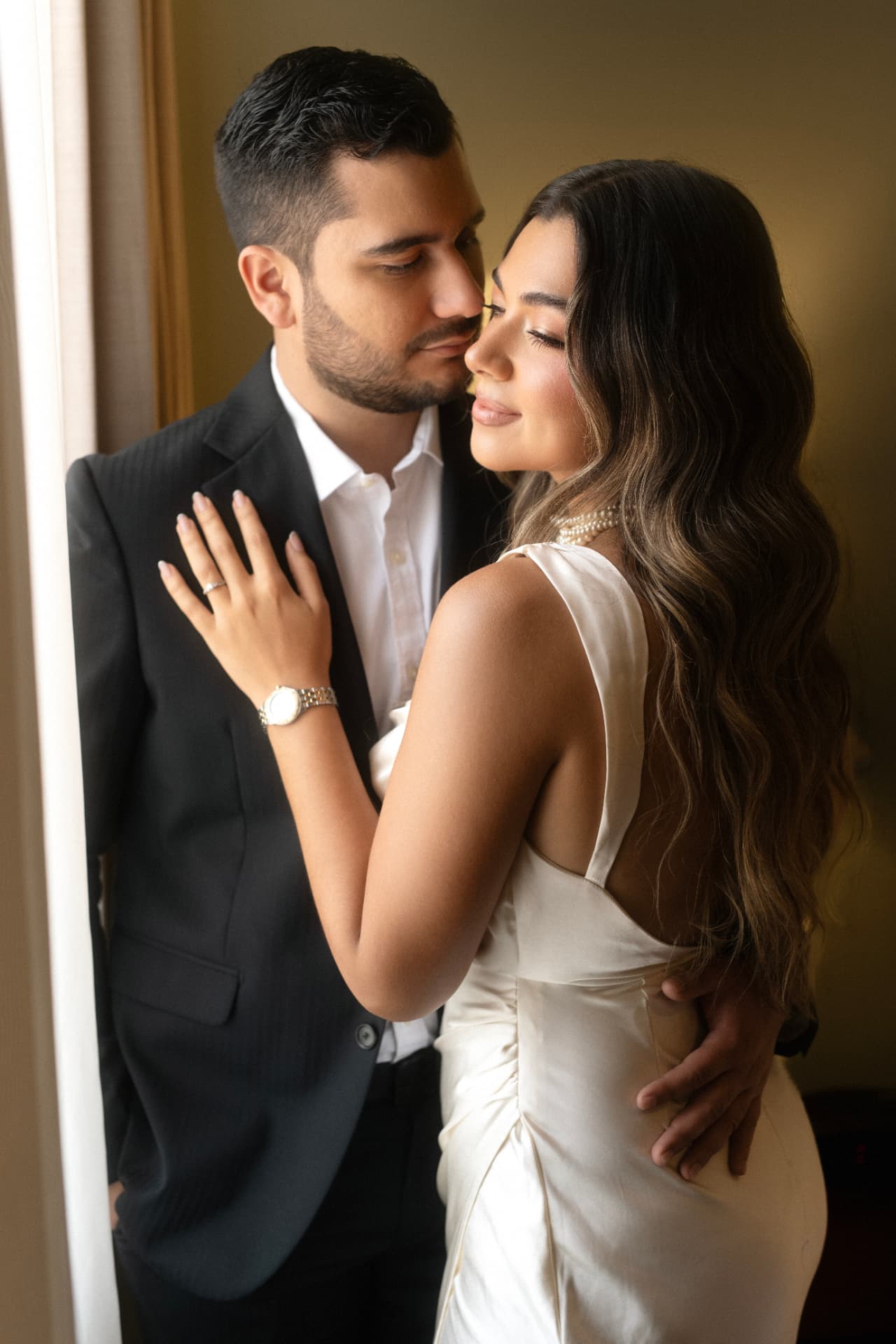 Angie Paulet y Juan Diego junto a la ventana